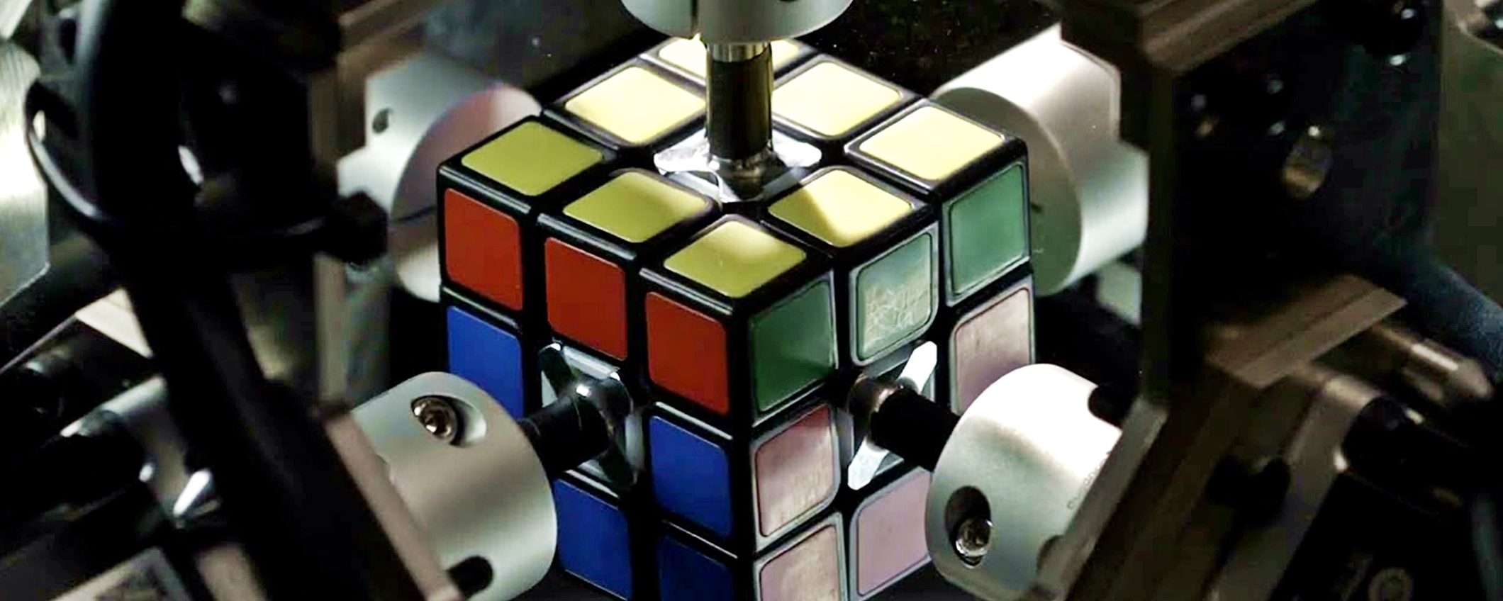 Robot Mitsubishi risolve il cubo di Rubik in meno di 1 secondo