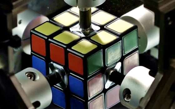 Robot Mitsubishi risolve il cubo di Rubik in meno di 1 secondo