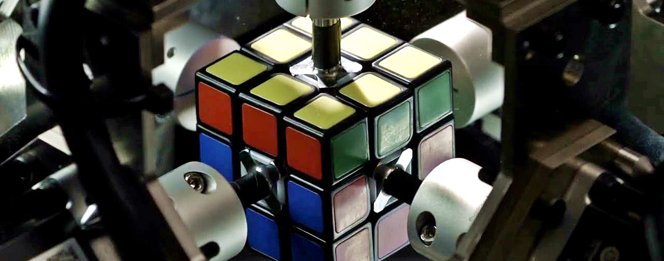 Robot Mitsubishi risolve il cubo di Rubik in meno di 1 secondo