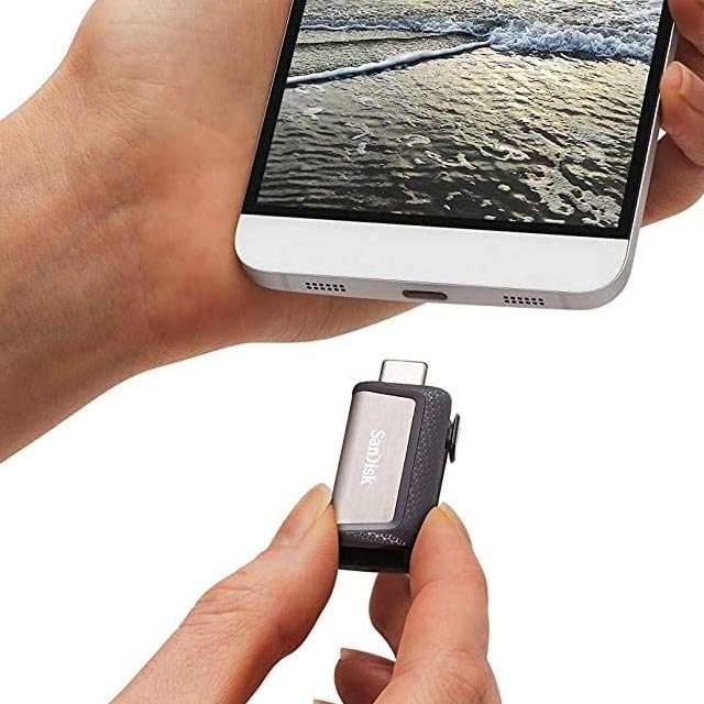 La pendrive SanDisk Ultra Dual da 128 GB con connettori USB-A e USB-C