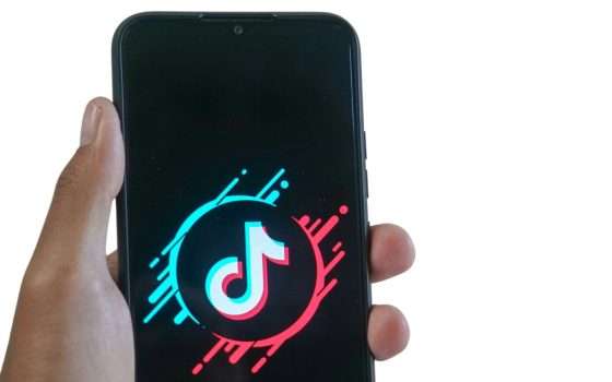 TikTok testa ricerca con AI generativa: in arrivo i 