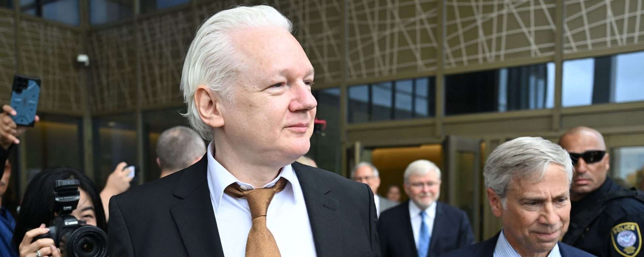 Julian Assange si dichiara colpevole e torna libero