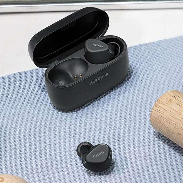 Gli auricolari wireless Jabra Elite 3 Active e la custodia di ricarica