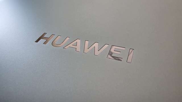 Logo Huawei sul dorso del MateBook 14