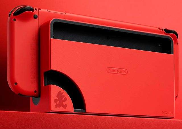 L'edizione speciale Mario (rossa) della console Nintendo Switch OLED