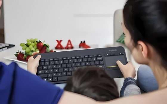 Tastiera Logitech K400 Plus con touch pad integrato al 53% di SCONTO