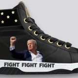 Monetizzare l'attentato: le sneakers FIGHT FIGHT FIGHT di Trump