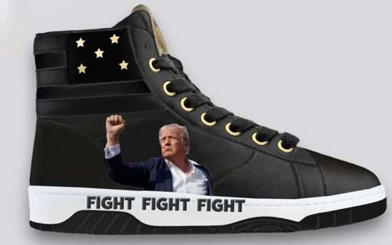 Monetizzare l'attentato: le sneakers FIGHT FIGHT FIGHT di Trump
