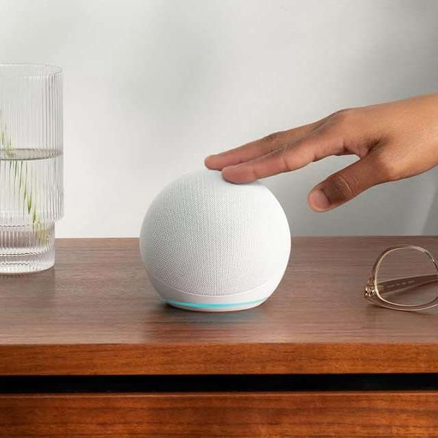 Lo smart speaker Echo Dot nella colorazione Bianco ghiaccio