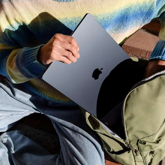 Il design del MacBook Air con chip Apple M3, nella colorazione Mezzanotte