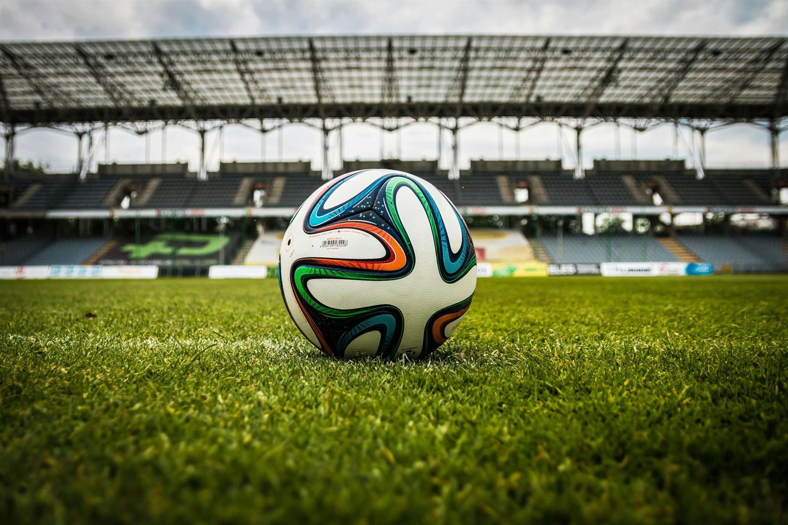 Pallone su un campo erboso