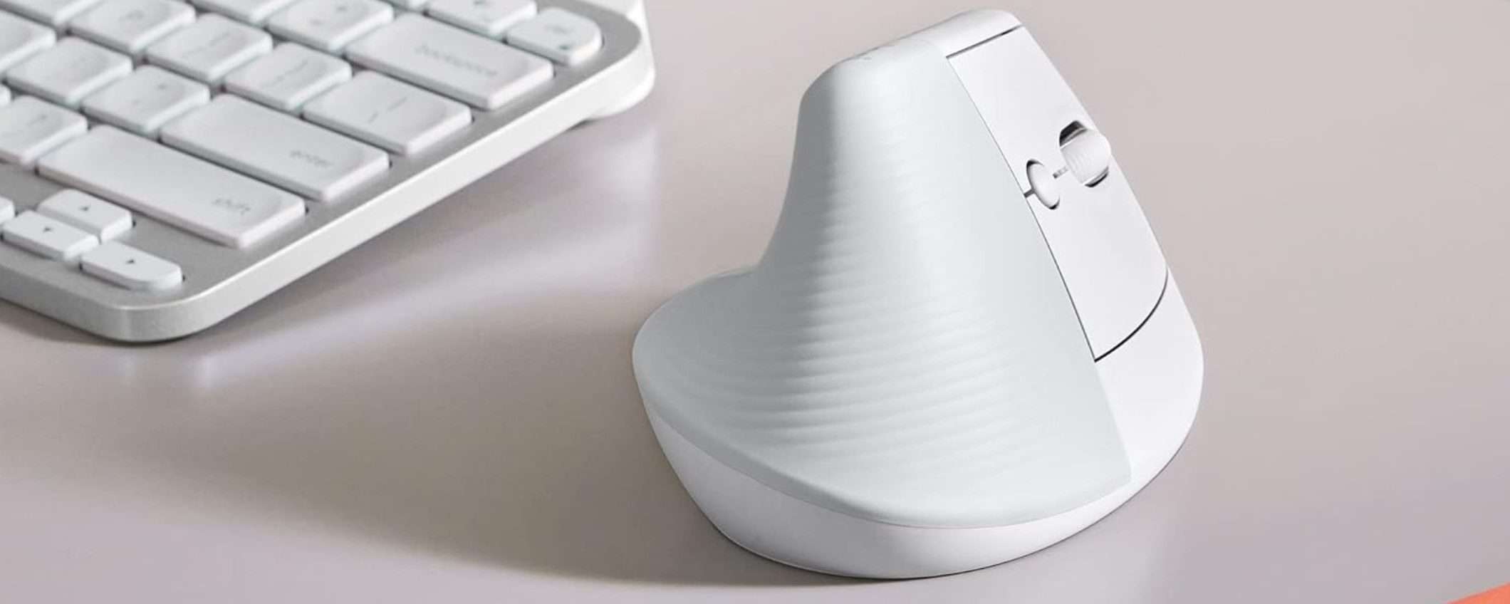 Logitech Lift: mouse ergonomico verticale in maxi offerta (-39%)