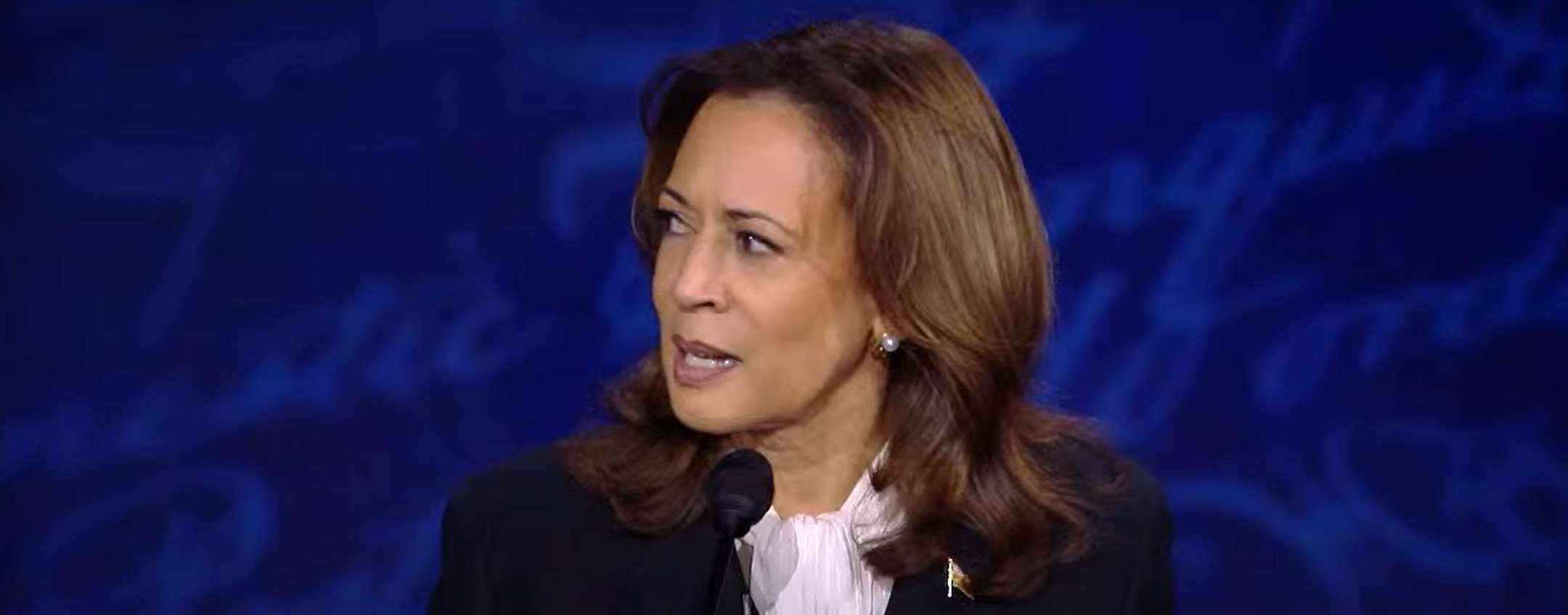 L’orecchino di Kamala Harris e la teoria del complotto