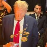 Trump mangia un hamburger e lo paga in Bitcoin