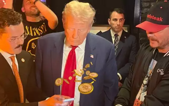 Trump mangia un hamburger e lo paga in Bitcoin