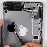 iPad mini 7 è stato completamente smontato da iFixit