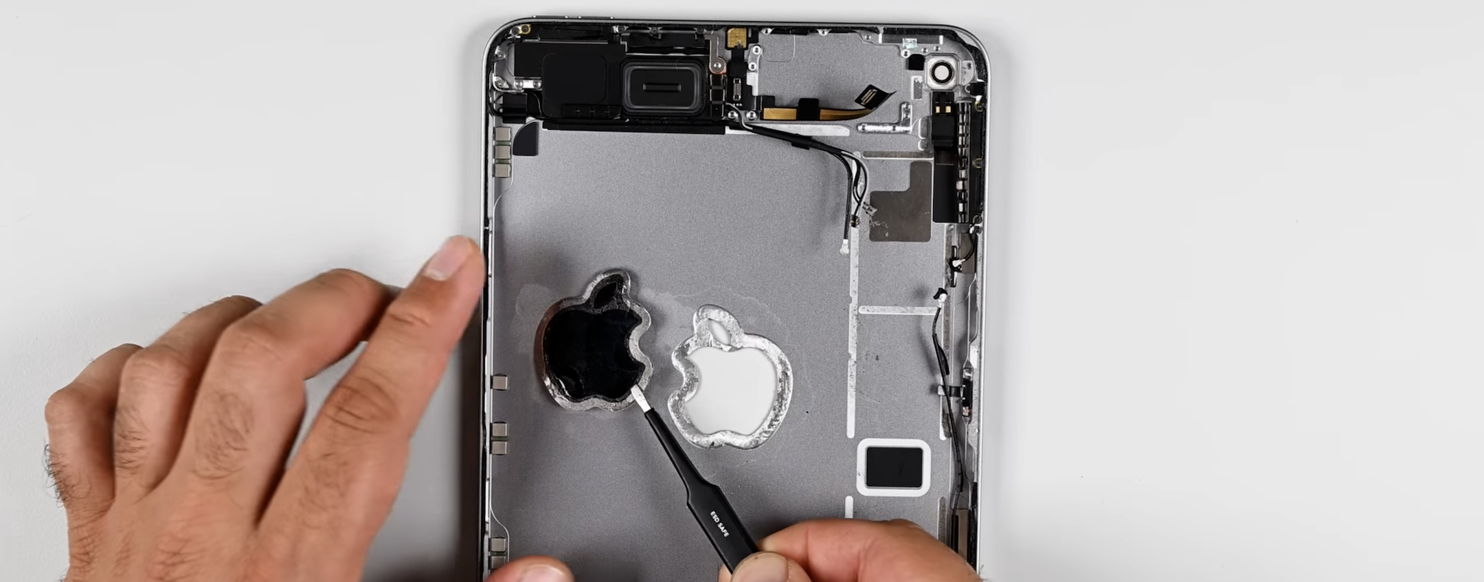 iPad mini 7 è stato completamente smontato da iFixit