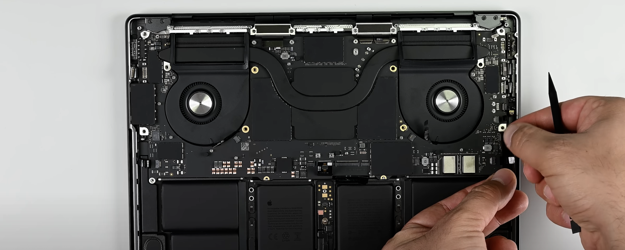 Il MacBook Pro M4 è stato smontato da iFixit