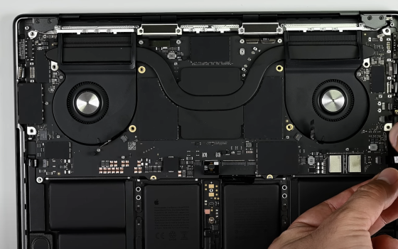 Il MacBook Pro M4 è stato smontato da iFixit