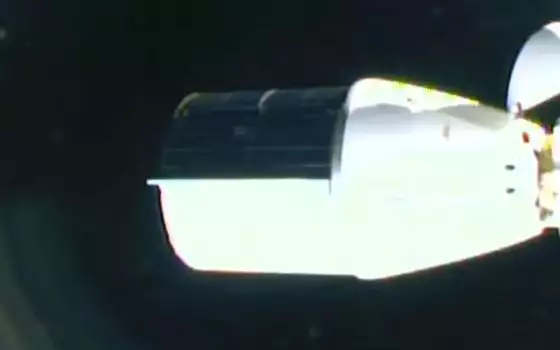 SpaceX Dragon corregge l'orbita della stazione spaziale