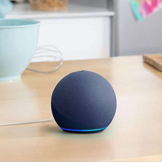 Lo smart speaker Echo Dot di quinta generazione con Alexa