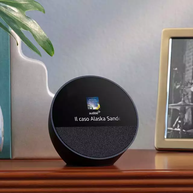 Il nuovo modello della sveglia intelligente Echo Spot con Alexa