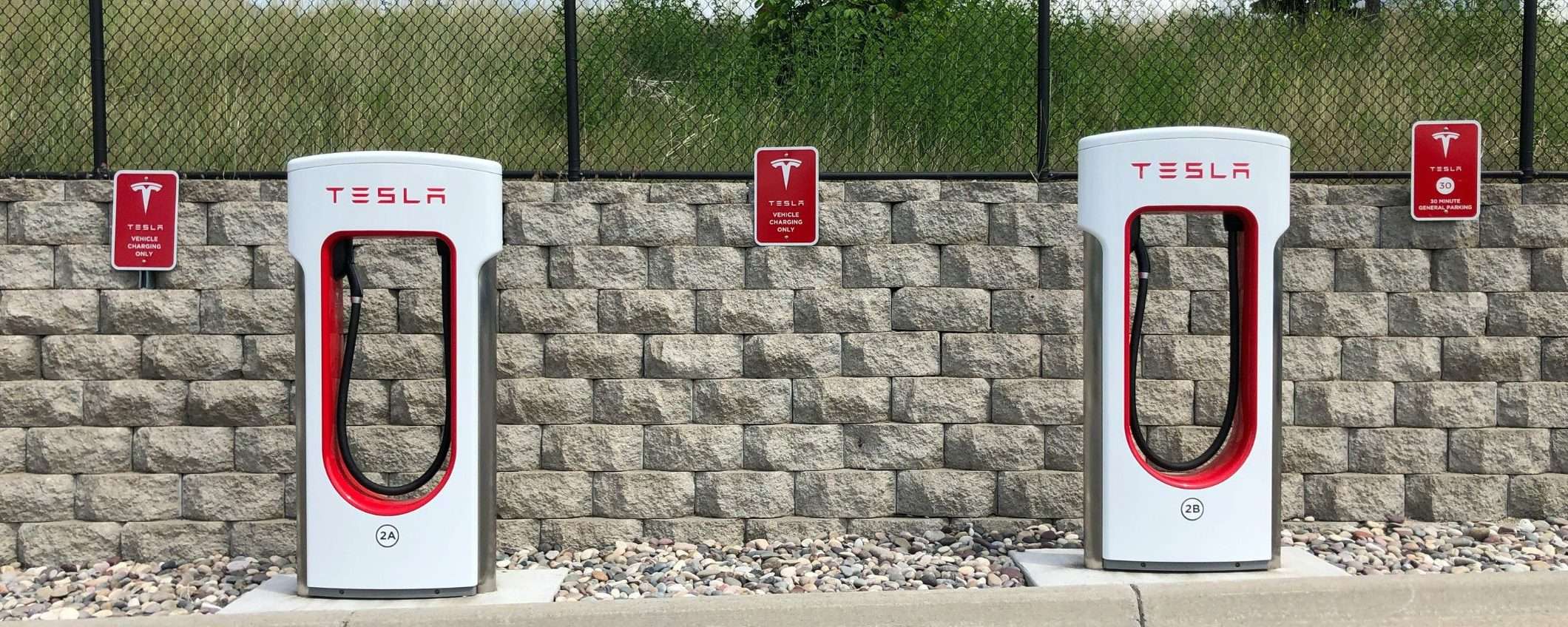 Tesla, in arrivo i Supercharger V4 da 500 kW