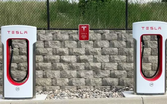 Tesla, in arrivo i Supercharger V4 da 500 kW