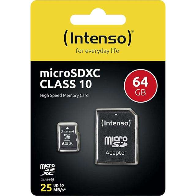 La microSD di Intenso con capacità pari a 64 GB e l'adattatore SD in dotazione